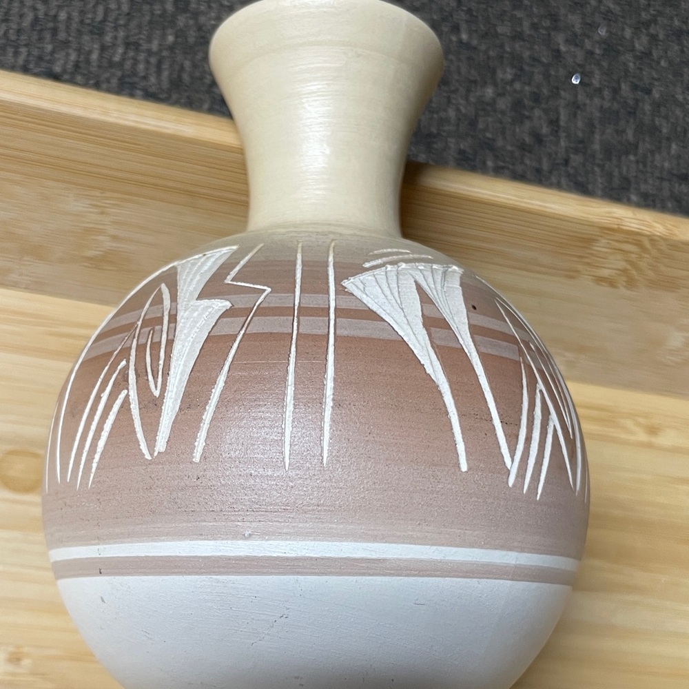 Native American Navajo Indian signed handmade pottery Vase - Picture 6 of 6